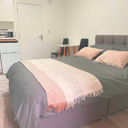 Studio Flat Private Bathroom Wc And Kitchenette Londra Esterno foto