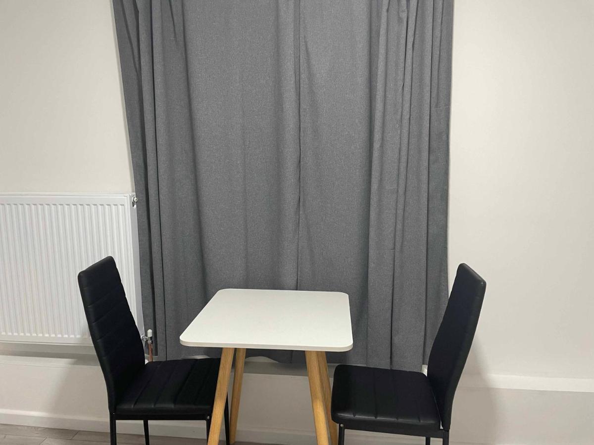 Studio Flat Private Bathroom Wc And Kitchenette Londra Esterno foto