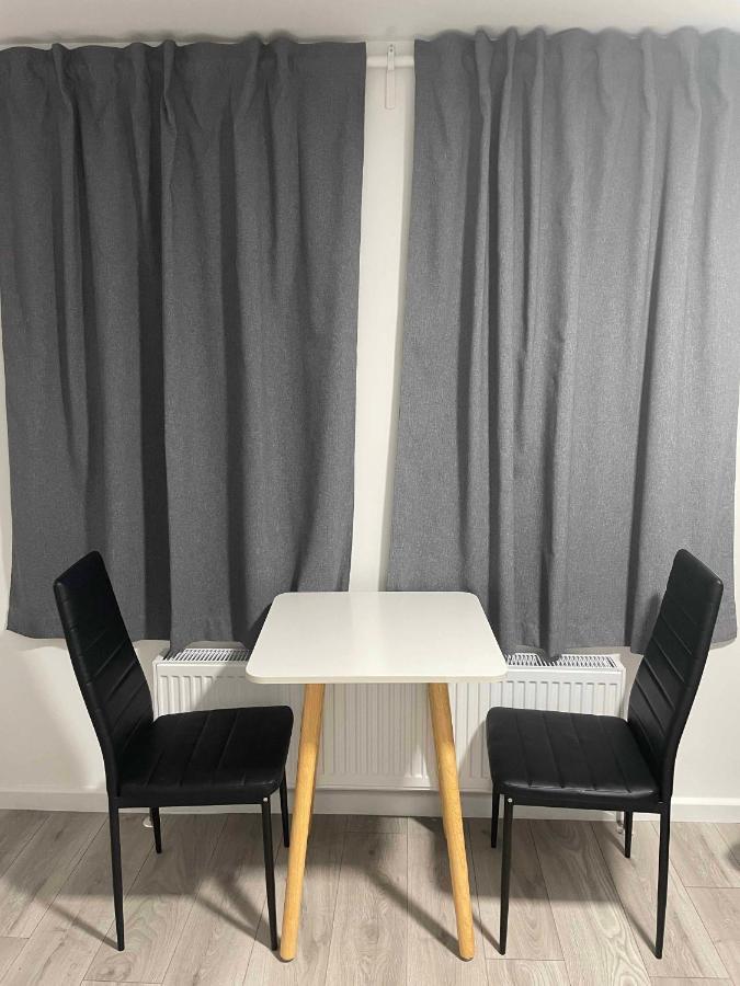 Studio Flat Private Bathroom Wc And Kitchenette Londra Esterno foto