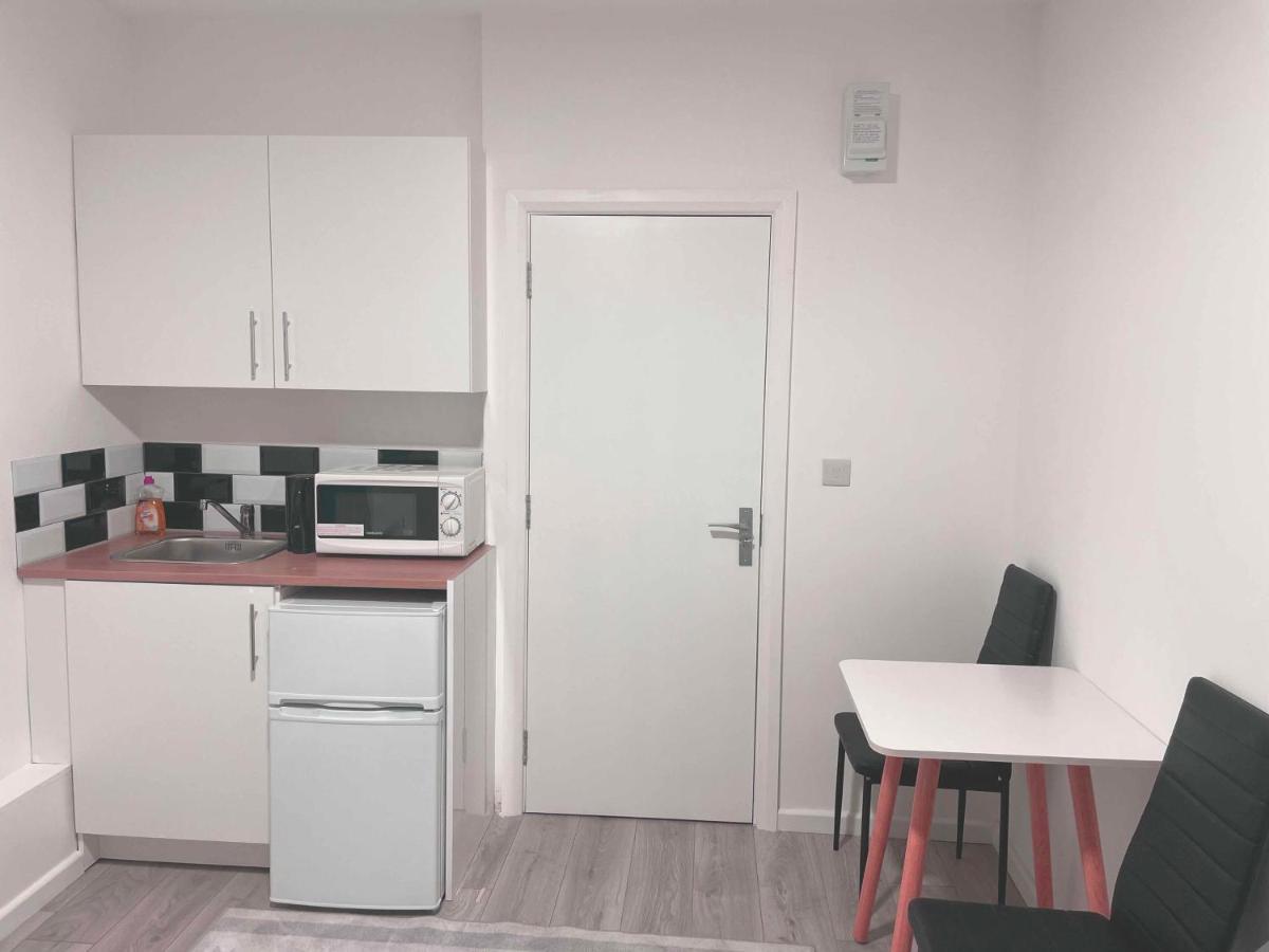 Studio Flat Private Bathroom Wc And Kitchenette Londra Esterno foto
