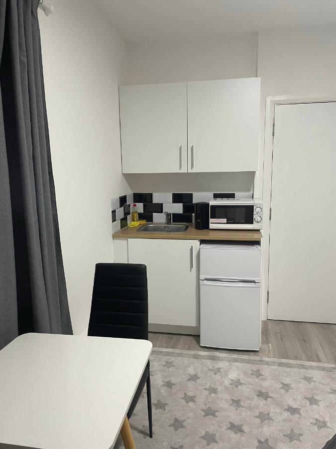 Studio Flat Private Bathroom Wc And Kitchenette Londra Esterno foto