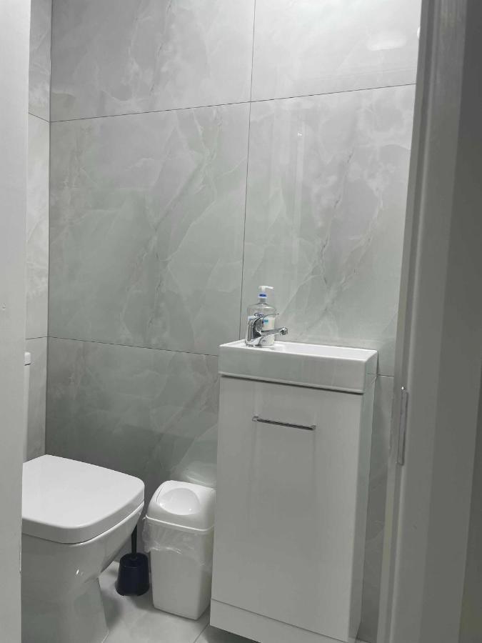 Studio Flat Private Bathroom Wc And Kitchenette Londra Esterno foto
