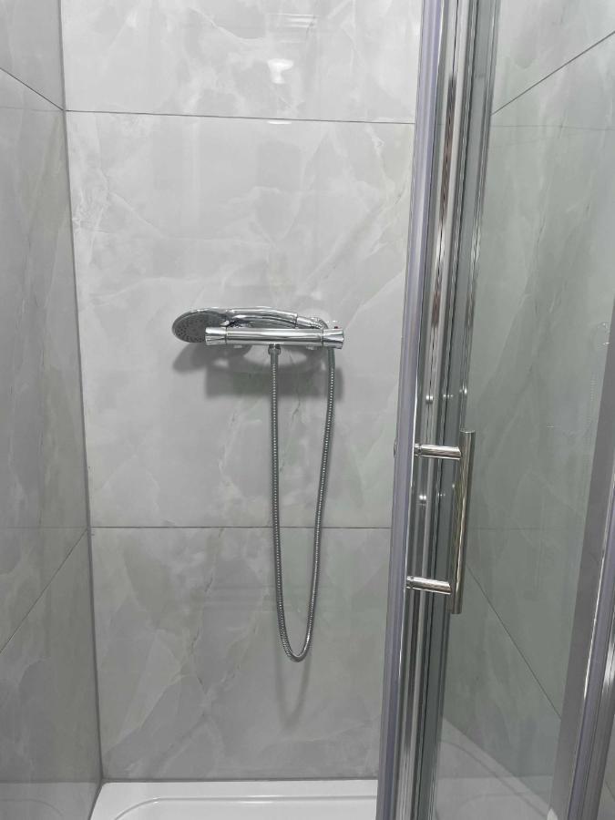 Studio Flat Private Bathroom Wc And Kitchenette Londra Esterno foto