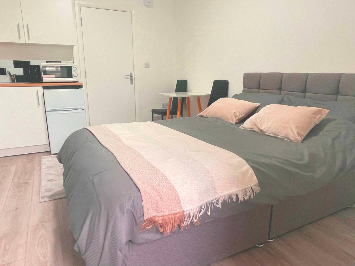 Studio Flat Private Bathroom Wc And Kitchenette Londra Esterno foto